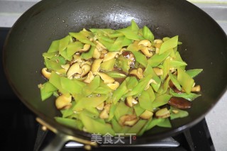 低脂脆嫩浓香的莴笋炒香菇步骤6