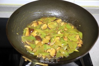 低脂脆嫩浓香的莴笋炒香菇步骤8