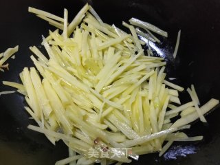 杏鲍菇炒土豆丝步骤6