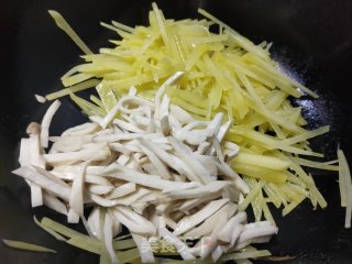 杏鲍菇炒土豆丝步骤7