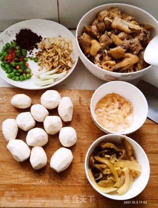 酸菜芋儿鸡步骤1
