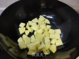 烩土豆块步骤2