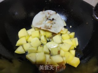 烩土豆块步骤3