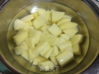 烩土豆块步骤1