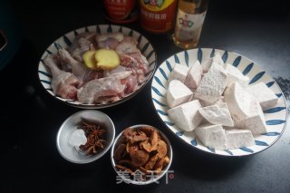 芋头烧鸭腿步骤1