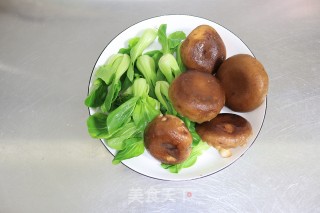 无油少盐清肠的白灼香菇油菜芯步骤1
