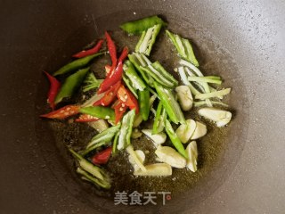 青红椒炒扇贝肉步骤5