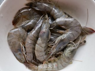 蒜蓉辣酱炒虾仁步骤1