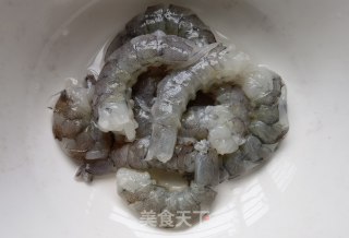 蒜蓉辣酱炒虾仁步骤2