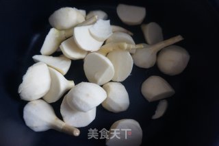 茨菇炖肉步骤2