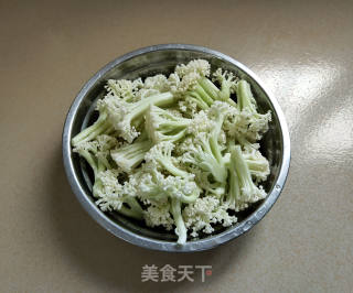 番茄炒花菜步骤1