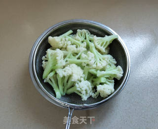番茄炒花菜步骤5