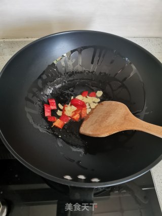 韩式鱼丸炒莲藕步骤3