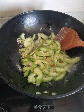虾皮黄瓜炒鸡蛋步骤3