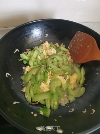 虾皮黄瓜炒鸡蛋步骤4