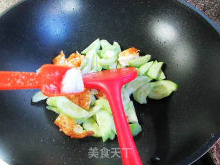 煎鸡蛋炒黄瓜步骤8