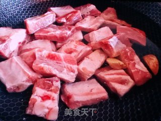 板栗焖排骨步骤1