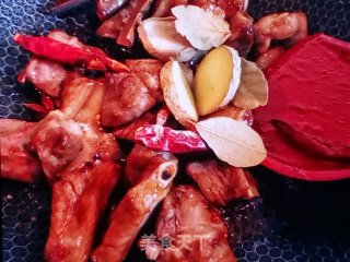 板栗焖排骨步骤7