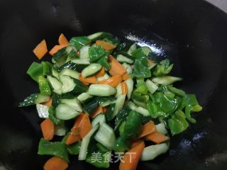 黄瓜青椒炒虾步骤9
