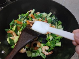 黄瓜青椒炒虾步骤11