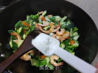 黄瓜青椒炒虾步骤12