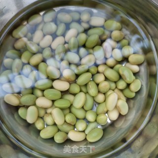回锅肉丁炒毛豆步骤2