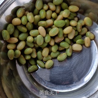 回锅肉丁炒毛豆步骤3