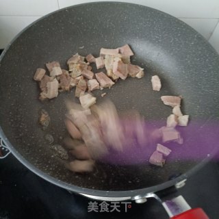 回锅肉丁炒毛豆步骤7