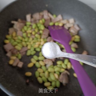 回锅肉丁炒毛豆步骤9