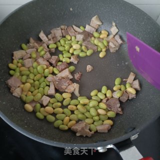 回锅肉丁炒毛豆步骤8