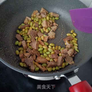 回锅肉丁炒毛豆步骤11