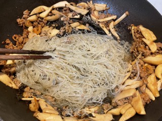 橄榄菜炒粉丝步骤7