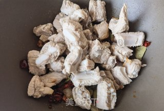洋葱土豆炖排骨步骤8
