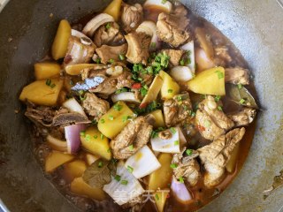 洋葱土豆炖排骨步骤22