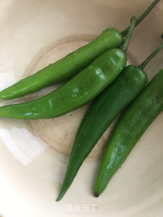 辣椒韭菜炒鲮鱼蛋卷步骤2