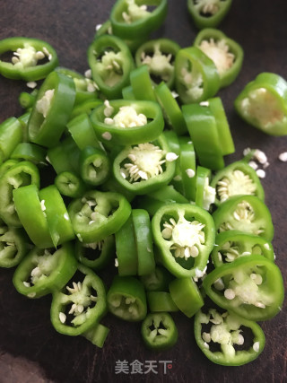 辣椒韭菜炒鲮鱼蛋卷步骤4