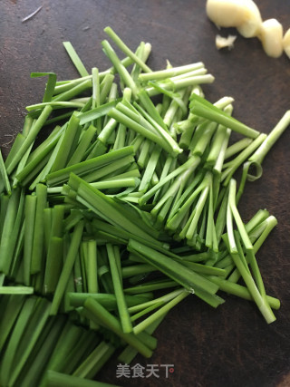 辣椒韭菜炒鲮鱼蛋卷步骤5