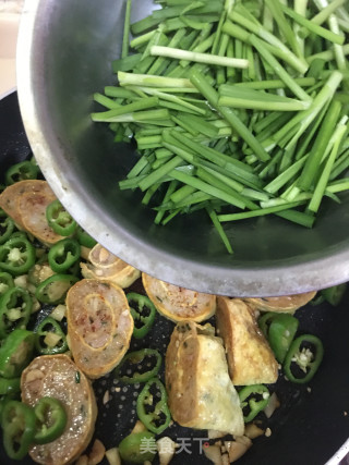 辣椒韭菜炒鲮鱼蛋卷步骤8