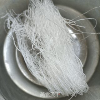 丝瓜粉丝鲜虾煲步骤1
