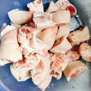 珐琅锅炖猪脚莲藕步骤2
