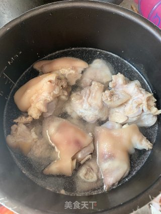 珐琅锅炖猪脚莲藕步骤3