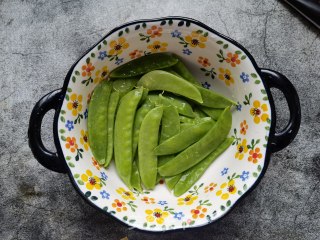 荷兰豆烩豆腐皮步骤1