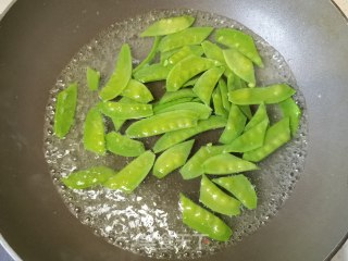 荷兰豆烩豆腐皮步骤3