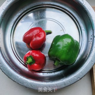 青红椒炒肉步骤1