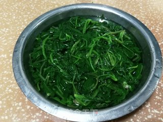 熏肉炒萝卜缨步骤2