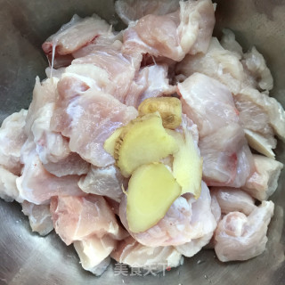 红酒炖鳄鱼肉步骤2