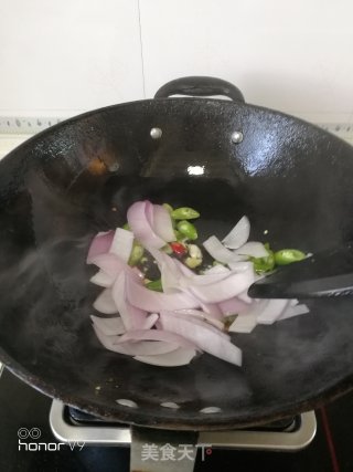 葱爆鱿鱼卷步骤5