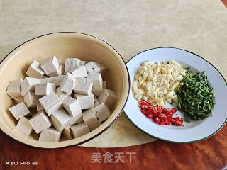 酱香鸡蛋炒豆腐步骤1
