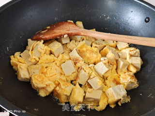 酱香鸡蛋炒豆腐步骤4