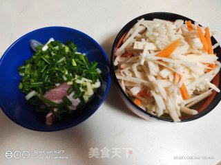 莲藕胡萝卜炒肉片步骤1